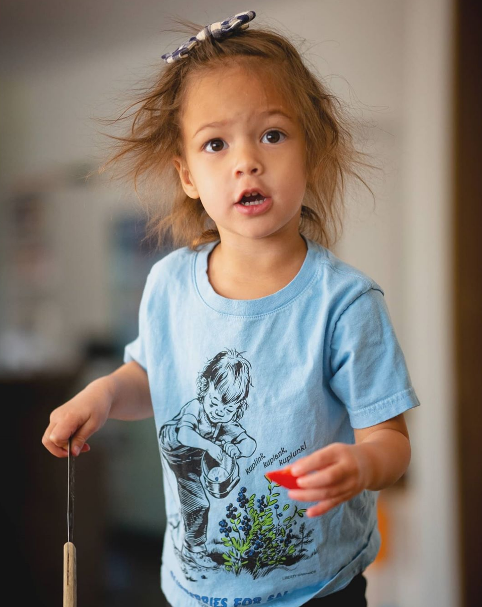 [Out of Print] Robert McCloskey / Blueberries for Sal Womens Tee (Light Blue) - ロバート・マックロスキー / サリーのこけももつみ Tシャツ kuplink_toddler_close_1200x120